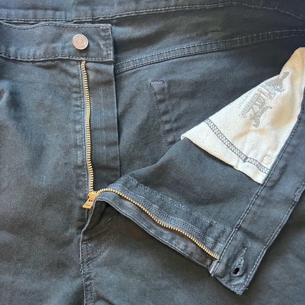 LEVI'S 541 Jeans Mens 42x32 Black Denim Holes Casual Comfort Stretch Paint Stain - Picture 6 of 16